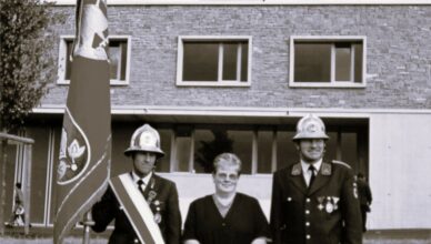 Fahnenpatin Monika Högler flankiert von Kommandant Herbert Hopfner und Fähnrich Egon Eberle bei der festlichen Übergabe des neuen Feuerwehrhauses und der Weihe des ersten Tankfahrzeuges im Jahre 2004